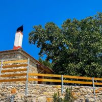 το σπίτι όπως φαίνεται από το καλντερίμι / the house viewed from the cobbled street