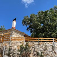 το σπίτι όπως φαίνεται από το καλντερίμι / the house viewed from the cobbled street