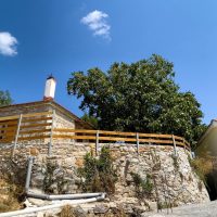 το σπίτι όπως φαίνεται από το καλντερίμι / the house viewed from the cobbled street